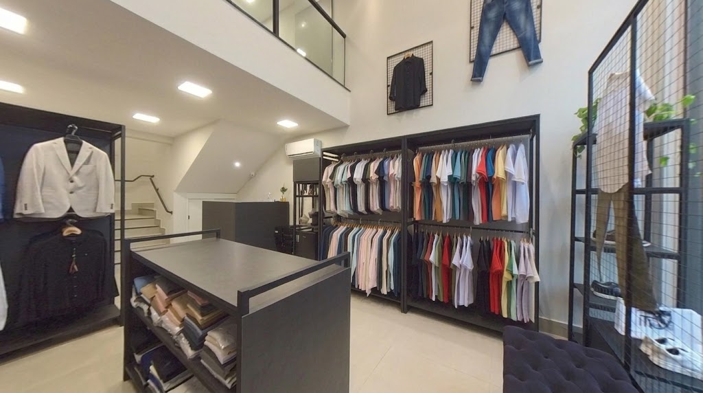 Interior da loja Thales Monteiro, com araras de camisas e blazers